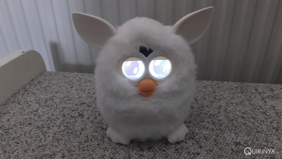Nieuwe Furby met grote blije ogen.