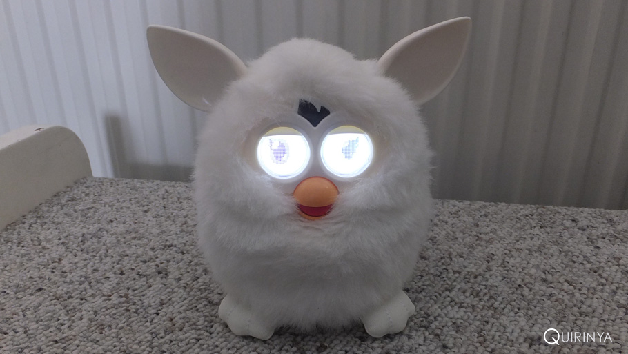 Furby met oplichtende ogen.