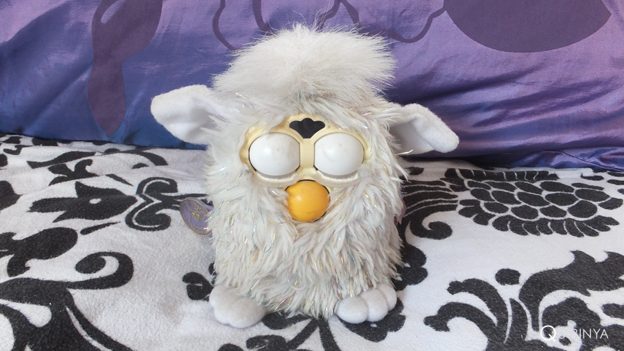 Oude Furby, oogjes dicht